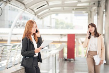 İş ortağı dizüstü bilgisayarlı toplantı ekibi ortaklık işadamı, iş kadını konuşması kullanıyor. Çeşitlilik gösteren Asyalı İş Ortağı güven ekibi çalışmasıyla çevrimiçi olarak tanıştı. Asya İş Takımı Toplantısı.