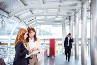 İş ortağı dizüstü bilgisayarlı toplantı ekibi ortaklık işadamı, iş kadını konuşması kullanıyor. Çeşitlilik gösteren Asyalı İş Ortağı güven ekibi çalışmasıyla çevrimiçi olarak tanıştı. Asya İş Takımı Toplantısı.