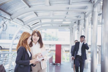 İş ortağı dizüstü bilgisayarlı toplantı ekibi ortaklık işadamı, iş kadını konuşması kullanıyor. Çeşitlilik gösteren Asyalı İş Ortağı güven ekibi çalışmasıyla çevrimiçi olarak tanıştı. Asya İş Takımı Toplantısı.