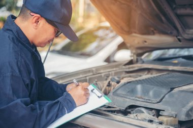 Otomotiv merkezindeki tamirci oto tamirhanesinde. Teknisyen atölyesi motor tamir araçları makine mühendisliği işi. Otomobil tamircisi eller araba tamir teknisyeni