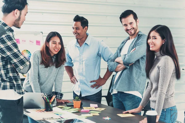 Çok ırklı iş adamlarından oluşan bir grup konferans salonunda iş dünyası grafiği ve grafiği üzerinde fikir alışverişinde bulunuyor. Çok Kültürlü Takım Çalışması, iş ortakları ve güven ortakları bir araya gelecek.