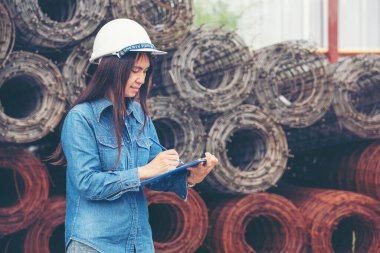 İnşaat işçisi kadın inşaat sektöründe güvenlik önlüğü takıyor. Sıkı kasklı inşaat mühendisi kadın mühendis. Kadın inşaat mühendisi konsepti