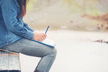 İnşaat işçisi kadın inşaat sektöründe güvenlik önlüğü takıyor. Sıkı kasklı inşaat mühendisi kadın mühendis. Kadın inşaat mühendisi konsepti