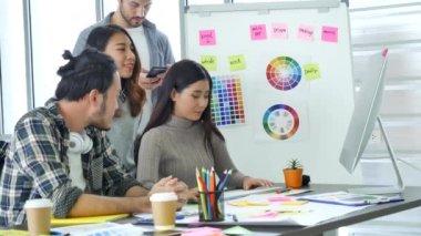 Çok ırklı iş adamlarından oluşan bir grup konferans salonunda iş dünyası grafiği ve grafiği üzerinde fikir alışverişinde bulunuyor. Çok Kültürlü Takım Çalışması, iş ortakları ve güven ortakları bir araya gelecek.