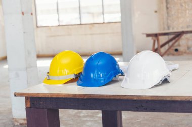 İnşaat alanındaki mühendislerin baş koruma standartları için inşaat başlığı güvenlik aletleri donanımı. Fotokopi alanı olan bir sürü başlık var. Mühendislik İnşaat Konsepti