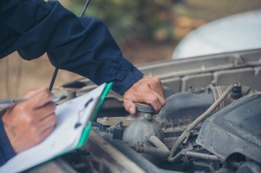 Otomotiv merkezindeki tamirci oto tamirhanesinde. Teknisyen atölyesi motor tamir araçları makine mühendisliği işi. Otomobil tamircisi eller araba tamir teknisyeni