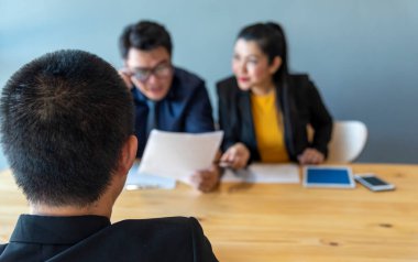 İş Görüşmesi İnsan Kaynakları Yöneticisi yeni çalışan adayıyla görüşüyor CV 'nin özgeçmişine bakın ve iş yeri masasında iş gereksinimi sorusunu sorun. İş Görüşmesi Eleman Avcısı Uygulaması