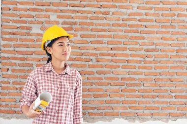İnşaat işçisi kadın inşaat sektöründe güvenlik önlüğü takıyor. Sıkı kasklı inşaat mühendisi kadın mühendis. Kadın inşaat mühendisi konsepti