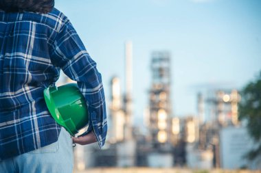 İnşaat işçisi kadın inşaat sektöründe güvenlik önlüğü takıyor. Sıkı kasklı inşaat mühendisi kadın mühendis. Kadın inşaat mühendisi konsepti