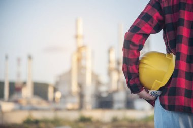 İnşaat işçisi kadın inşaat sektöründe güvenlik önlüğü takıyor. Sıkı kasklı inşaat mühendisi kadın mühendis. Kadın inşaat mühendisi konsepti