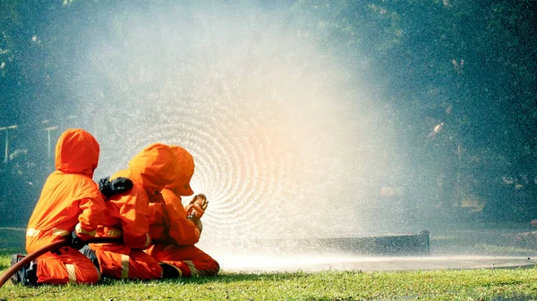 Пожежний Бореться Полум Використанням Хімічного Водяного Розпилювача Вогнепальник Носить Твердий — стокове фото