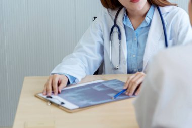 İki Asyalı kadın doktor, doktorun muayenehanesinde röntgen filmi danışmanlığı yapan hastalarla görüşmeyi tartışıyor. Asya tıp laboratuarındaki genç kadınlar birlikte sağlık hizmetleri hakkında konuşuyorlar.