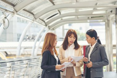 İş ortağı dizüstü bilgisayarlı toplantı ekibi ortaklık işadamı, iş kadını konuşması kullanıyor. Çeşitlilik gösteren Asyalı İş Ortağı güven ekibi çalışmasıyla çevrimiçi olarak tanıştı. Asya İş Takımı Toplantısı.