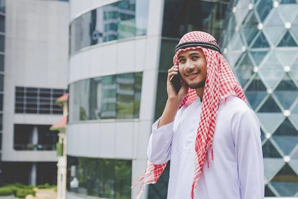 Akıllı telefon uygulaması kullanan İslami adam, ajandasını akıllı telefon Müslüman modern uae şehrine odaklıyor. Arap erkekleri tesettür ve Müslüman resmi giysileri giyer. Çevrimiçi yaşam tarzı mesajları gönderir.