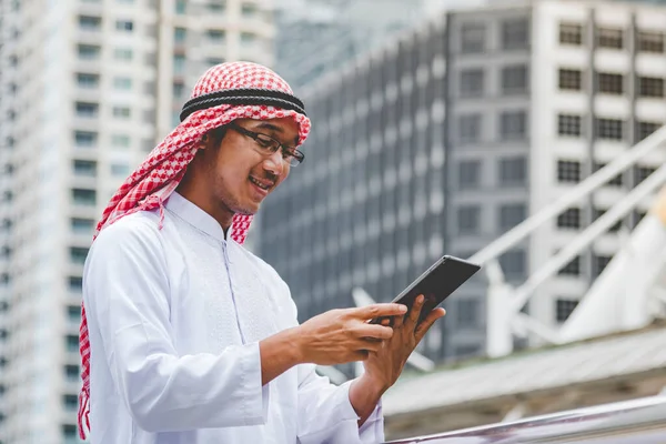 Akıllı telefon uygulaması kullanan İslami adam, ajandasını akıllı telefon Müslüman modern uae şehrine odaklıyor. Arap erkekleri tesettür ve Müslüman resmi giysileri giyer. Çevrimiçi yaşam tarzı mesajları gönderir.