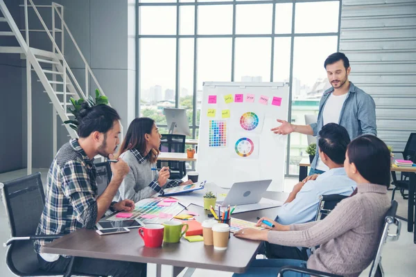 Yaratıcı tasarım ofis merkezi takım çalışması. Mutlu iş ortakları strateji organizasyonu planlıyorlar. Çeşitli ofislerde araştırmacıları bir araya getiriyorlar. Laptop, akıllı telefon şirketi konferans odasını kullanıyorlar.