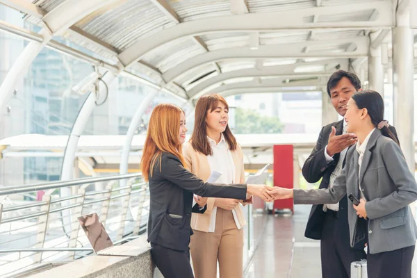 Bir grup insan çeşitliliği çoklu etnik gruplar arası takım çalışması iletişim konseptini karşılıyor. İş adamları, çok etikli iş ortakları beyin fırtınası yapan iş adamlarıyla bir araya geldi.