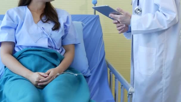 Mujer doctora y consulta de pacientes con diagnósticos profesionales especializados en la clínica de tratamiento médico hospitalario. Doctor hablando con el paciente para terapia médica. Concepto médico saludable — Vídeo de stock