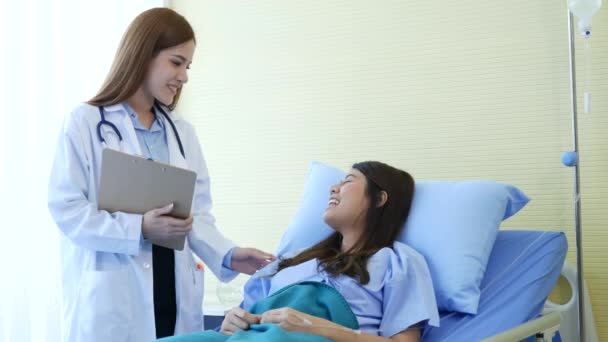 Mujer doctora y consulta de pacientes con diagnósticos profesionales especializados en la clínica de tratamiento médico hospitalario. Doctor hablando con el paciente para terapia médica. Concepto médico saludable — Vídeo de stock