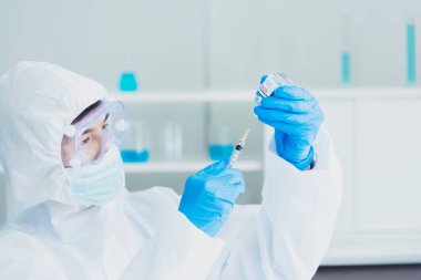 Bilim adamı covid-19 virüs kimya araştırması biyoteknoloji antikor örneği laboratuvarı virüse karşı aşı üretiyor. Bilim adamı mikroskoba bakıyor, bilim test tüpü kimya laboratuvarını analiz ediyor.