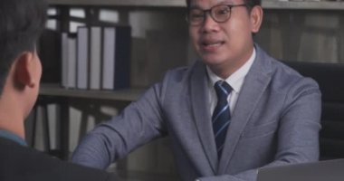 Başarı işbirliği ortakları iş ortaklığı anlaşmasının ardından sözleşme imzaladı ve el sıkıştı. Çeşitlilik içinde bir iş adamı bir toplantıda el sıkışır. Güvenilir iş görüşmesi konsepti.
