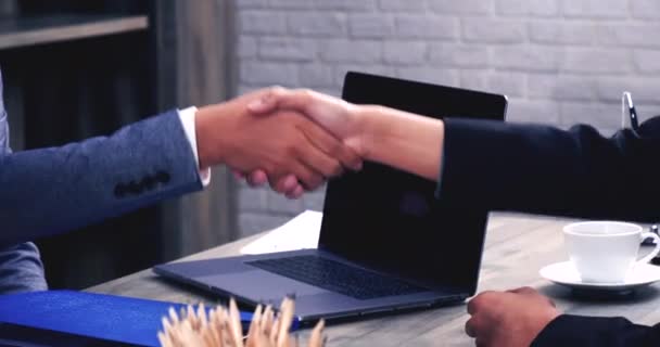 成功したコラボレーションパートナーは 成功したビジネス合弁契約の後に契約書に署名し握手します 多様性ビジネスマンは会議で握手をする 信頼できる会議ビジネスコンセプト — ストック動画