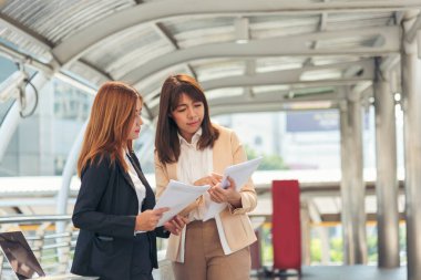 İş ortağı dizüstü bilgisayarlı toplantı ekibi ortaklık işadamı, iş kadını konuşması kullanıyor. Çeşitlilik gösteren Asyalı İş Ortağı güven ekibi çalışmasıyla çevrimiçi olarak tanıştı. Asya İş Takımı Toplantısı.