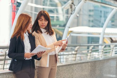 İş ortağı dizüstü bilgisayarlı toplantı ekibi ortaklık işadamı, iş kadını konuşması kullanıyor. Çeşitlilik gösteren Asyalı İş Ortağı güven ekibi çalışmasıyla çevrimiçi olarak tanıştı. Asya İş Takımı Toplantısı.