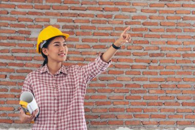 İnşaat işçisi kadın inşaat sektöründe güvenlik önlüğü takıyor. Sıkı kasklı inşaat mühendisi kadın mühendis. Kadın inşaat mühendisi konsepti