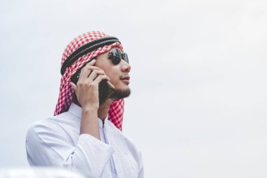 Akıllı telefon uygulaması kullanan İslami adam, ajandasını akıllı telefon Müslüman modern uae şehrine odaklıyor. Arap erkekleri tesettür ve Müslüman resmi giysileri giyer. Çevrimiçi yaşam tarzı mesajları gönderir.