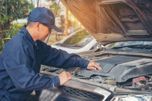 Serviço Carro Mecânico Garagem Auto Centro Móvel Automotivo Técnico Oficina — Fotografia de Stock