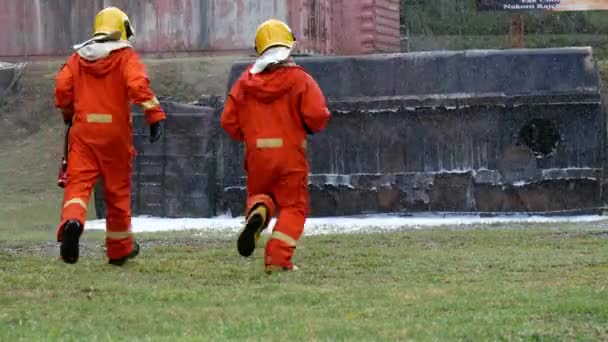 Πυροσβέστης Που Παλεύει Φλόγα Χρησιμοποιώντας Πυροσβεστικό Σωλήνα Χημική Μηχανή Ψεκασμού — Αρχείο Βίντεο