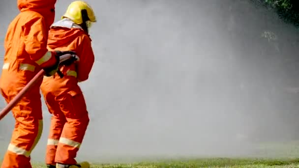 Pompier Combattant Avec Flamme Utilisant Tuyau Incendie Chimique Moteur Pulvérisation — Video