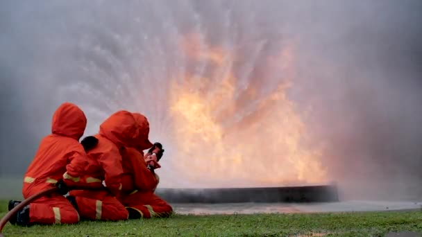 Die Feuerwehr Bekämpfte Die Flammen Mit Einem Löschschlauch Der Mit — Stockvideo