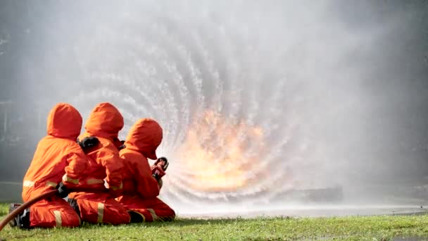 Пожарный Борется Пламенем Помощью Пожарного Шланга Химического Распылителя Воды Пожарный — стоковое видео