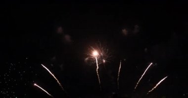 Havai fişekler yıldönümünü kutluyor. Mutlu yıllar 2022, 4 Temmuz bayram festivali. Ulusal bayramı kutlamak için gece vakti renkli havai fişekler. Yeni yıla geri sayım 2022 Parti zamanı etkinliği.