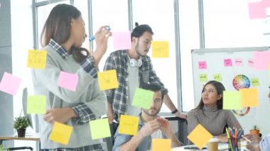 Çeşitli etnik gruplar, iş ortağıyla toplantı yapan ve konferans odasında fikirlerini paylaşan beyin fırtınası yapan gruplar. Yaratıcı tasarım meslektaşı strateji planı yapışkan notlar kullan, sunum fikirleri