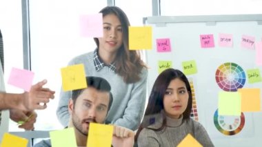 Çeşitli etnik gruplar, iş ortağıyla toplantı yapan ve konferans odasında fikirlerini paylaşan beyin fırtınası yapan gruplar. Yaratıcı tasarım meslektaşı strateji planı yapışkan notlar kullan, sunum fikirleri