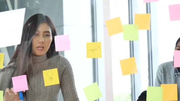 Design Créatif Femme Présente Parler Utiliser Des Notes Collantes Post — Video
