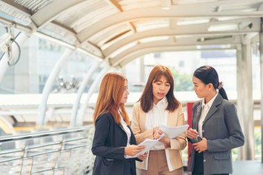 İş ortağı dizüstü bilgisayarlı toplantı ekibi ortaklık işadamı, iş kadını konuşması kullanıyor. Çeşitlilik gösteren Asyalı İş Ortağı güven ekibi çalışmasıyla çevrimiçi olarak tanıştı. Asya İş Takımı Toplantısı.