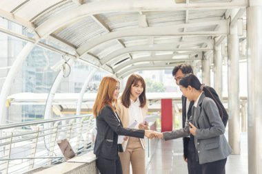 Bir grup insan çeşitliliği çoklu etnik gruplar arası takım çalışması iletişim konseptini karşılıyor. İş adamları, çok etikli iş ortakları beyin fırtınası yapan iş adamlarıyla bir araya geldi.