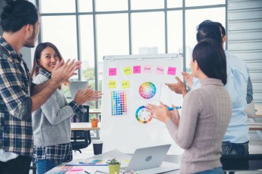 Yaratıcı tasarım ofis merkezi takım çalışması. Mutlu iş ortakları strateji organizasyonu planlıyorlar. Çeşitli ofislerde araştırmacıları bir araya getiriyorlar. Laptop, akıllı telefon şirketi konferans odasını kullanıyorlar.