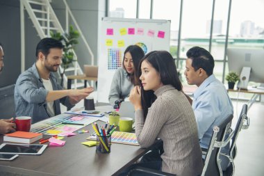 Yaratıcı tasarım ofis merkezi takım çalışması. Mutlu iş ortakları strateji organizasyonu planlıyorlar. Çeşitli ofislerde araştırmacıları bir araya getiriyorlar. Laptop, akıllı telefon şirketi konferans odasını kullanıyorlar.