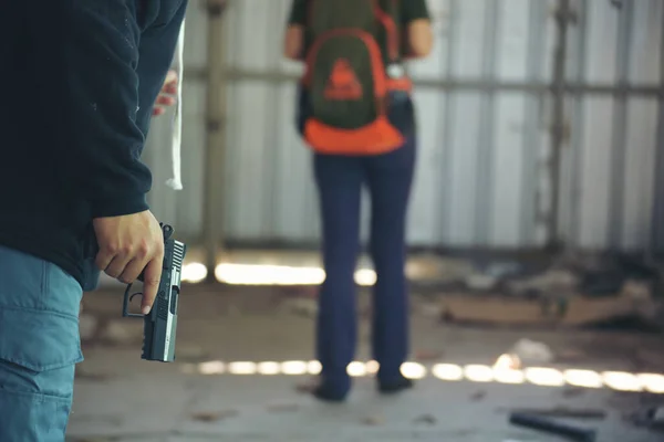 Tjuv Beväpnad Man Råna Kvinna Med Pistol Gatan Rädd Chockad — Stockfoto