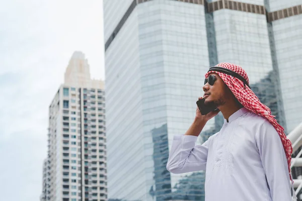 Homem Islâmico Usando Aplicativo Smartphones Organizar Agenda Foco Mãos Segurando — Fotografia de Stock
