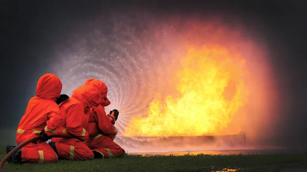 Firefighter Fighting Flame Using Fire Hose Chemical Water Foam Spray — Stock Photo, Image