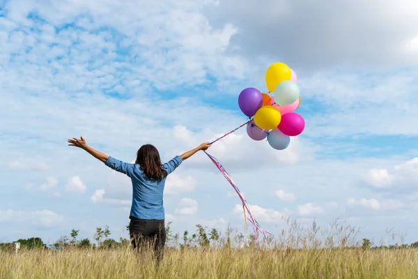 Vrouw Met Ballonnen Groene Weide Witte Wolk Blauwe Lucht Met — Stockfoto