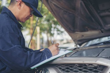 Otomotiv merkezindeki tamirci oto tamirhanesinde. Teknisyen atölyesi motor tamir araçları makine mühendisliği işi. Otomobil tamircisi eller araba tamir teknisyeni