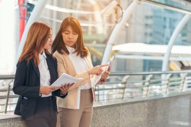 İş ortağı dizüstü bilgisayarlı toplantı ekibi ortaklık işadamı, iş kadını konuşması kullanıyor. Çeşitlilik gösteren Asyalı İş Ortağı güven ekibi çalışmasıyla çevrimiçi olarak tanıştı. Asya İş Takımı Toplantısı.