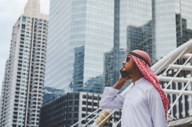 Akıllı telefon uygulaması kullanan İslami adam, ajandasını akıllı telefon Müslüman modern uae şehrine odaklıyor. Arap erkekleri tesettür ve Müslüman resmi giysileri giyer. Çevrimiçi yaşam tarzı mesajları gönderir.